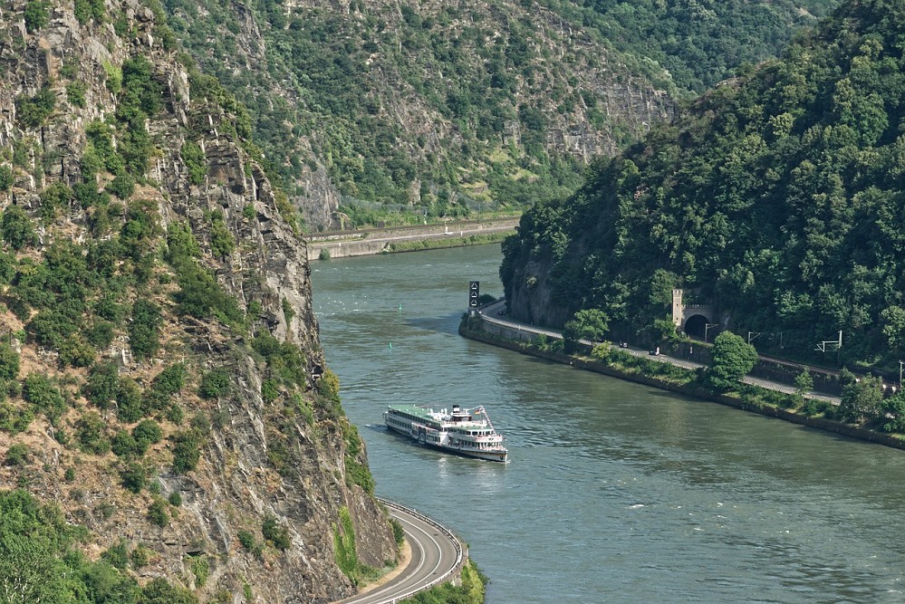 Winter-Schifffahrt auf dem Rhein nach Rüdesheim